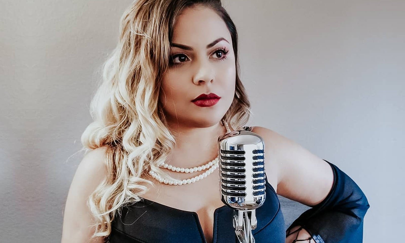 Nanda Loren lança cover acústico de “áudio de desculpas” da Manu Gavassi