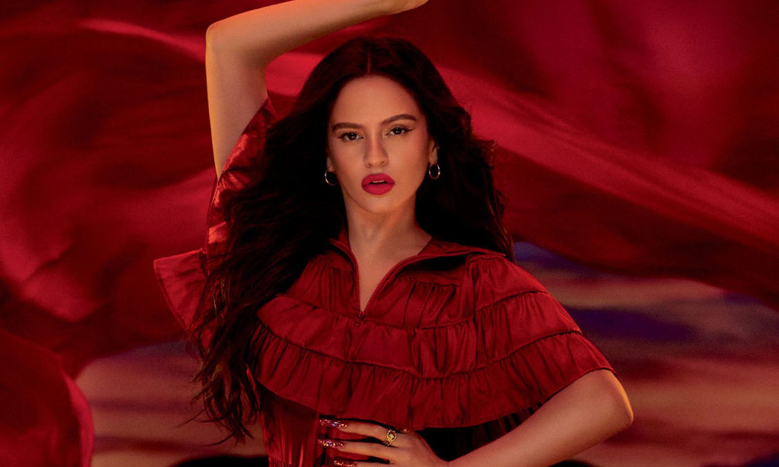 Rosalía é a nova embaixadora global da marca “MAC Cosmetics”