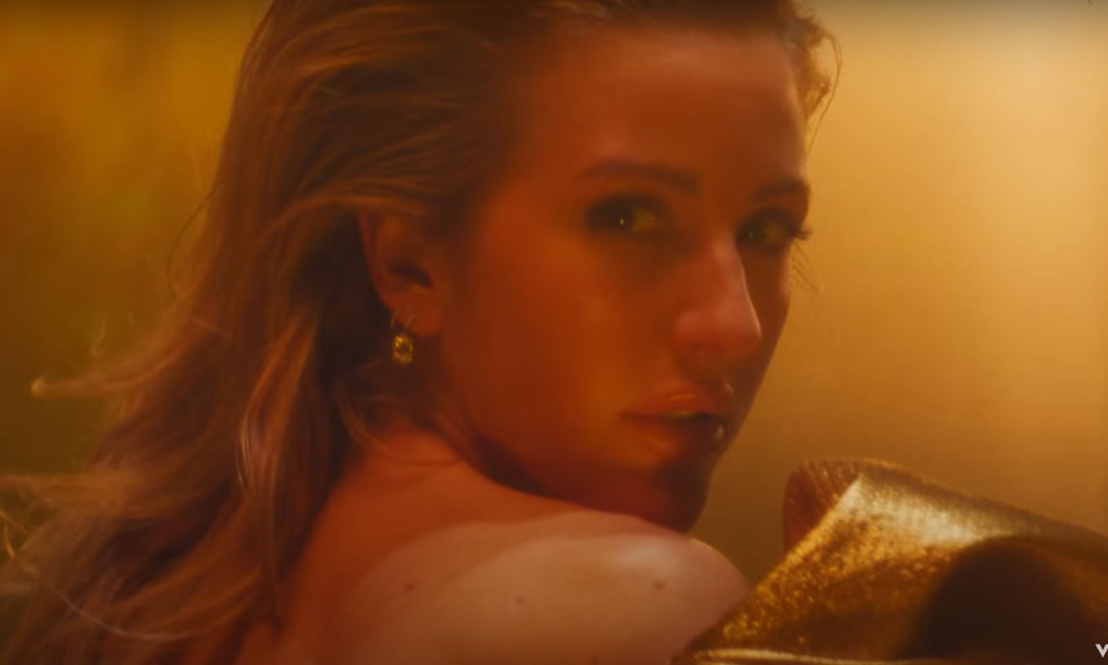 Ellie Goulding lança videoclipe da música “Love I’m Given”