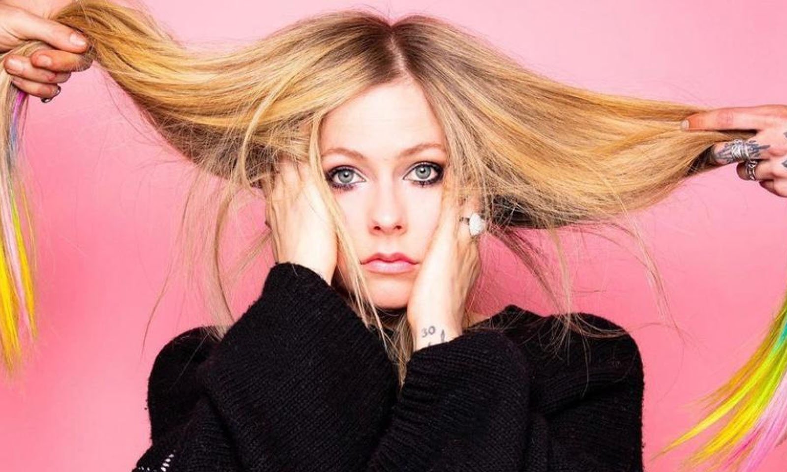 Avril Lavigne responde fã brasileiro sobre lançamento de novo single