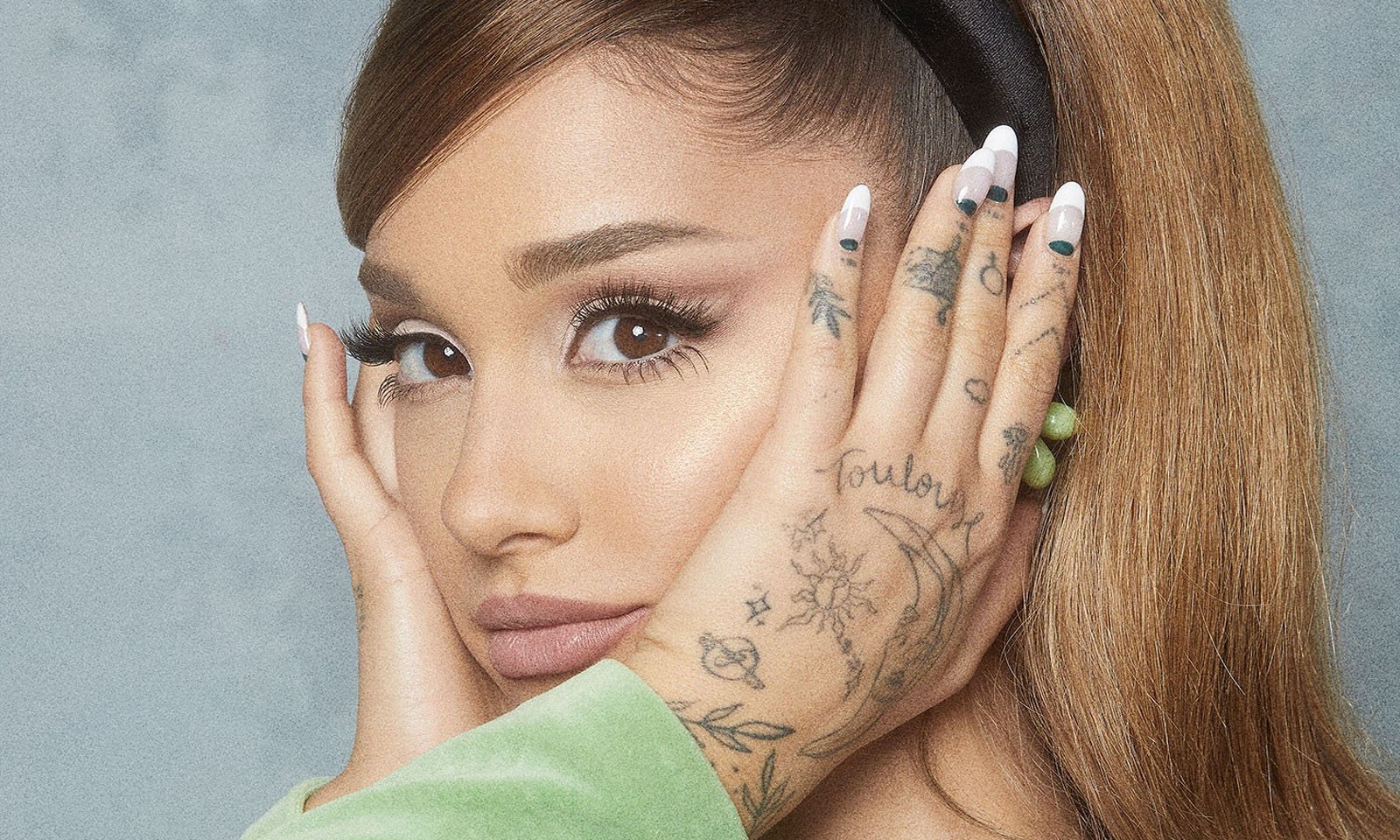 “Positions”: Ariana Grande lança seu sexto álbum de estúdio