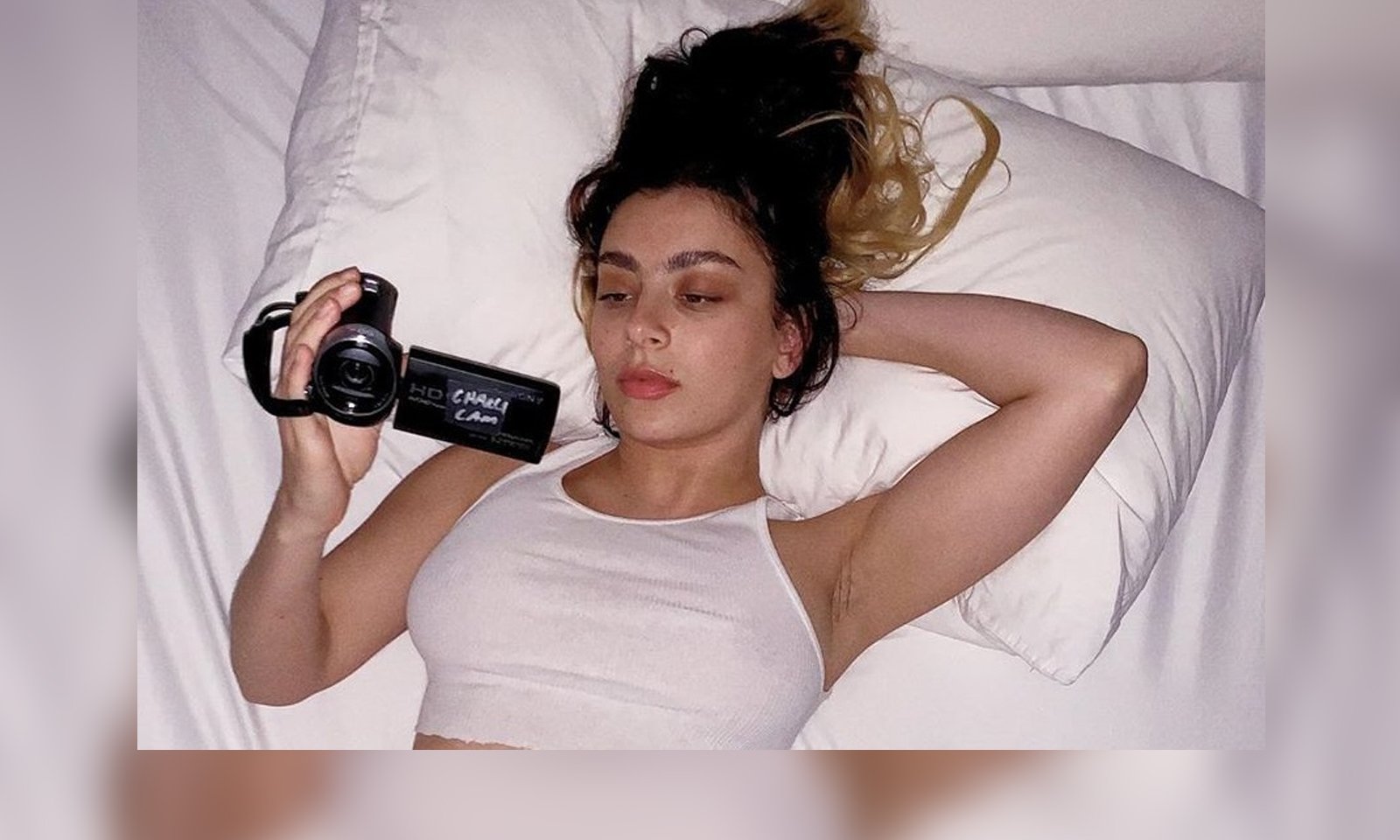 Charli XCX lança o álbum 'how i'm feeling now' durante a madrugada