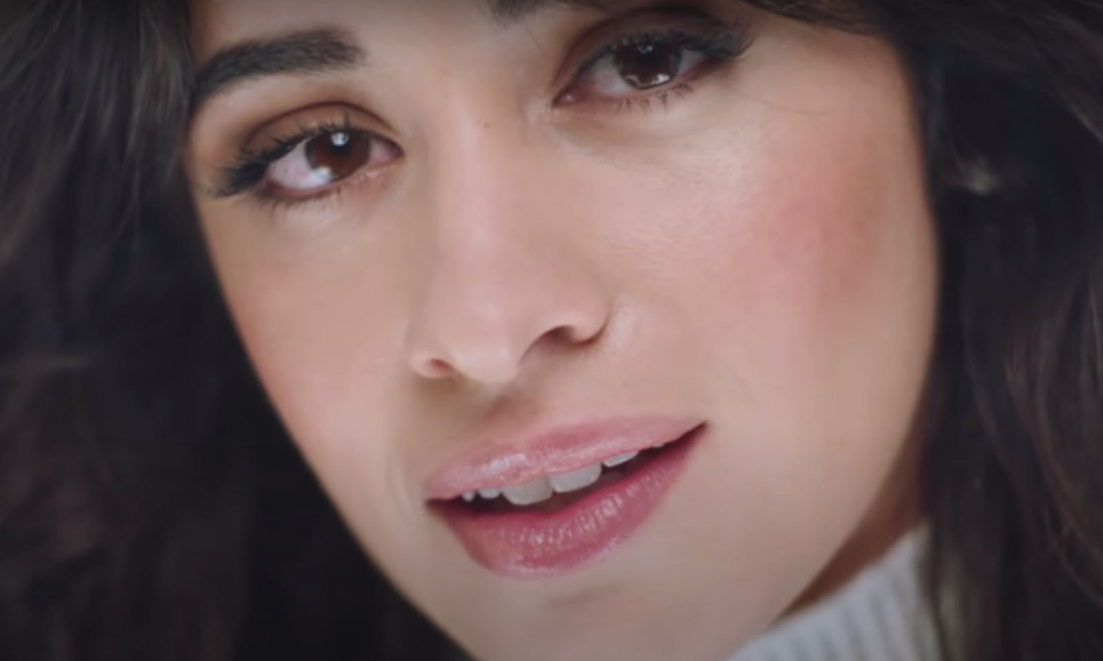 'First Man': Camila Cabello faz homenagem ao pai em novo clipe