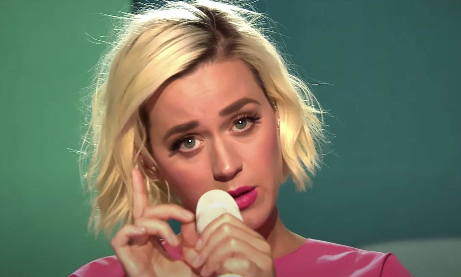 Katy Perry faz a primeira performance televisionada de 'Daisies', na final do American Idol