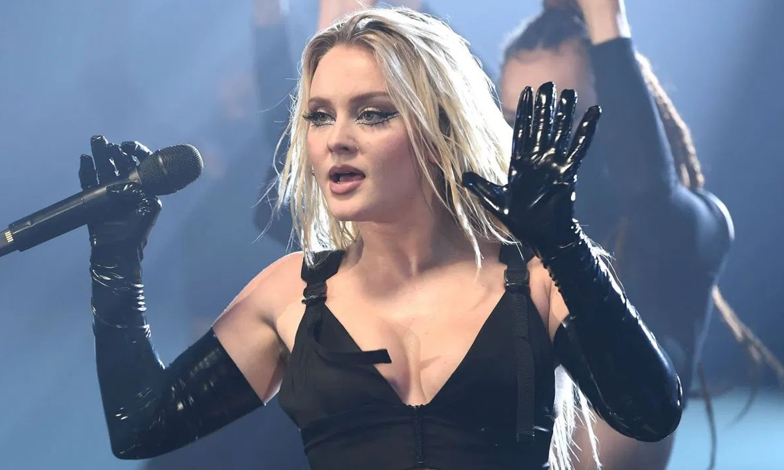 Zara Larsson se inspirou em Britney Spears para sua performance no MTV EMA 2020