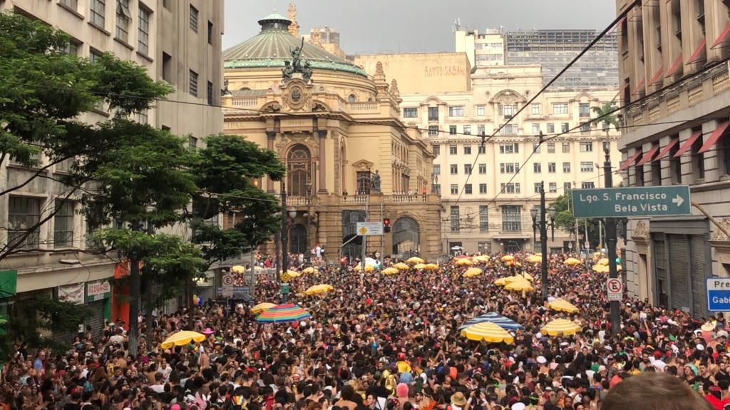 Bloco MinhoQueens arrasta multidão na capital Paulista com participação de Mateus Carrilho e Tainá Costa