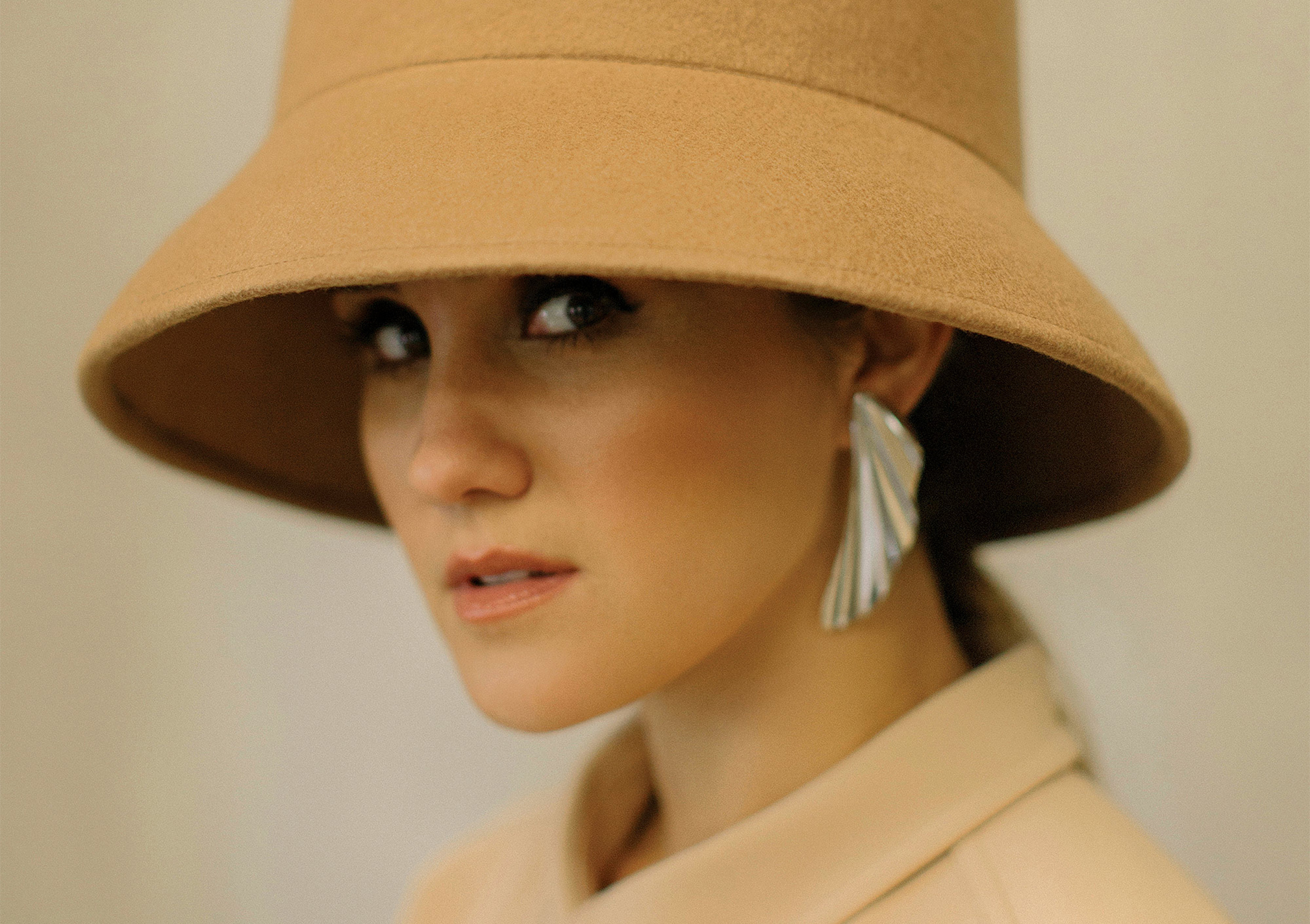 Foto de Dulce Maria em ensaio para a Vogue.