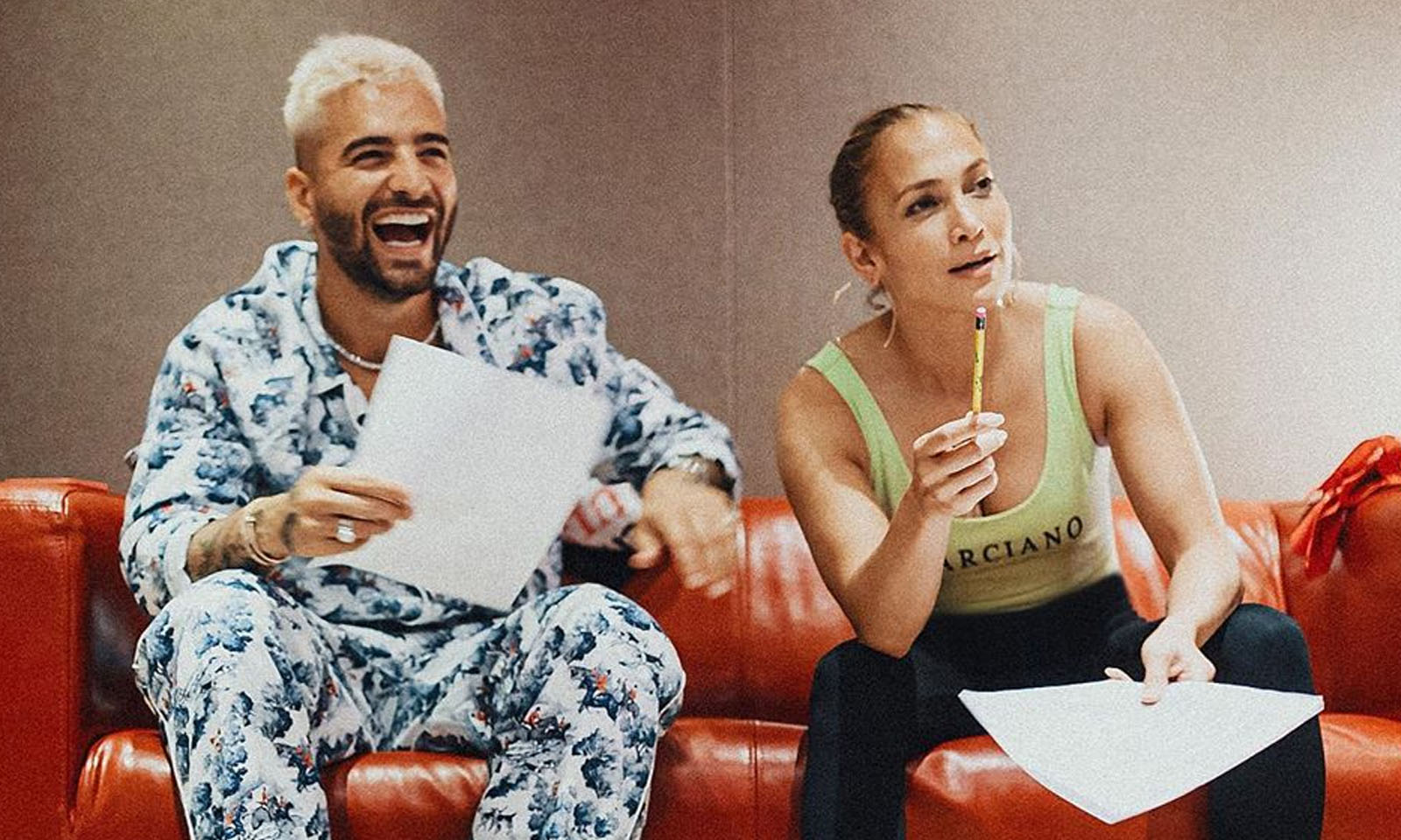 Maluma publica foto ao lado de Jennifer Lopez em estúdio: 'Estamos gravando uma bomba'