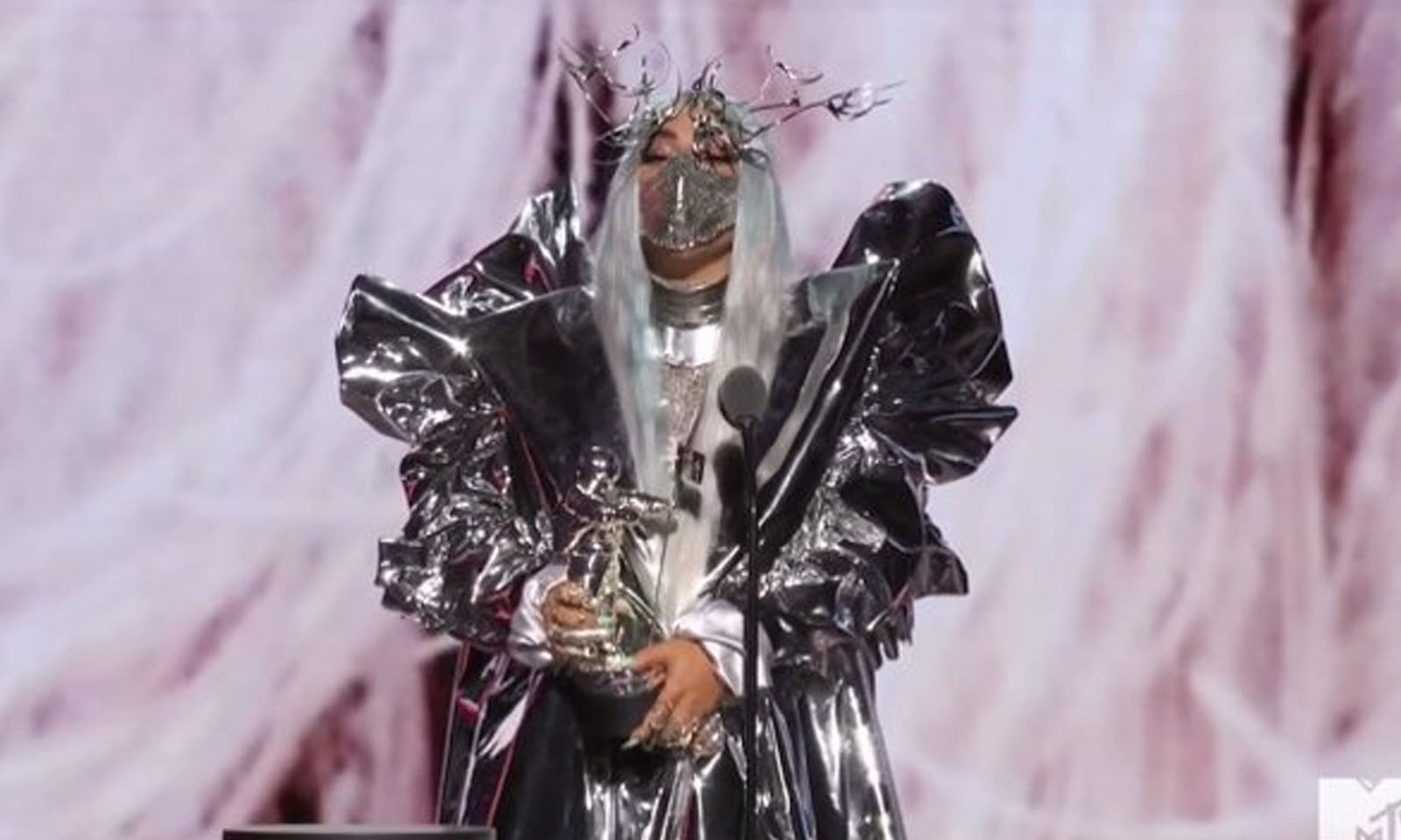 VMA 2020: De surpresa, Lady Gaga recebe homenagem com o prêmio inédito “MTV TRICON AWARD”