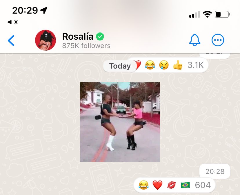 Rosalía surpreende fãs ao compartilhar figurinha de Doug Oliver e Jeff no Whatsapp