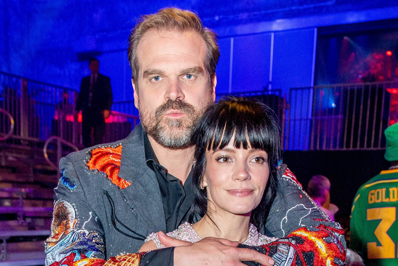 Lily Allen e David Harbour terminam casamento após descoberta em app de relacionamento