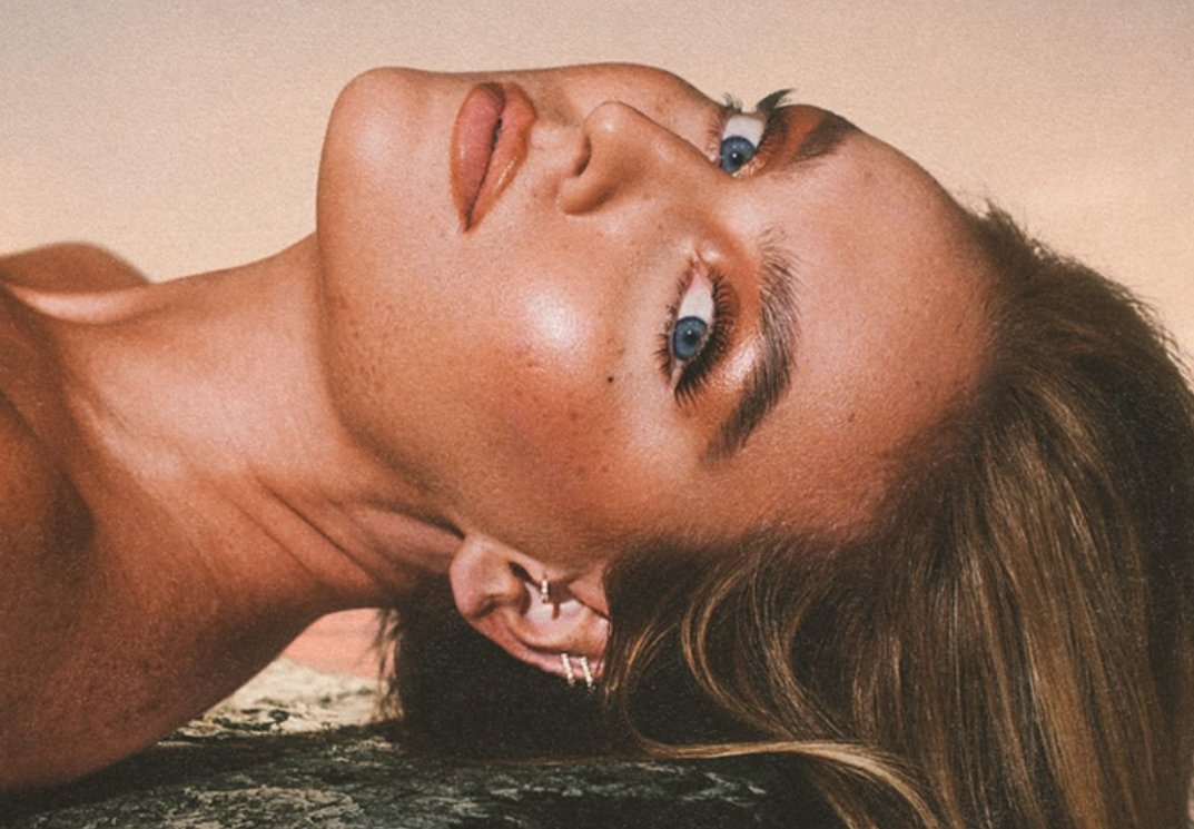 Perrie Edwards estreia carreira solo com álbum autêntico e pessoal, Perrie