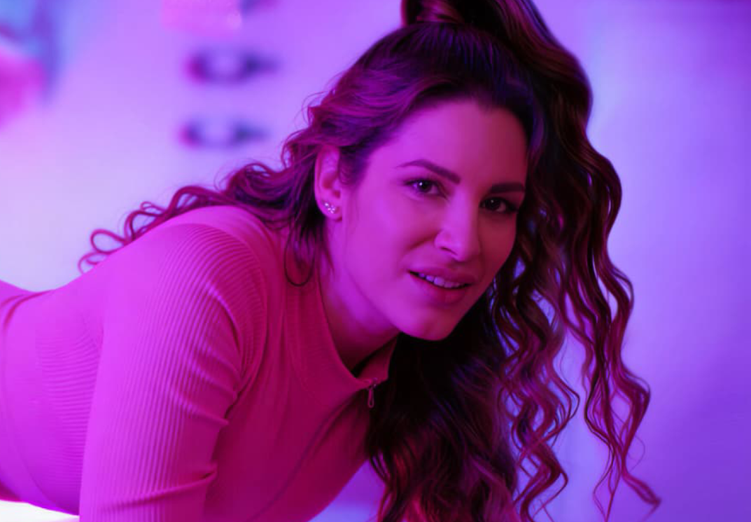 Renathaly lança clipe de "Ninguém faz COMO TU" e aposta em reggaeton romântico bilíngue