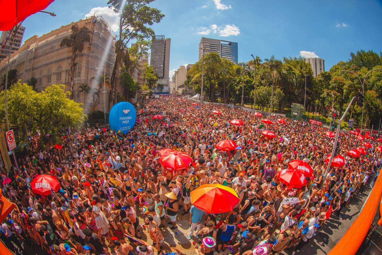 Bloco Minhoqueens celebra 10 anos e transforma o Centro de SP em palco da diversidade no Carnaval 2026