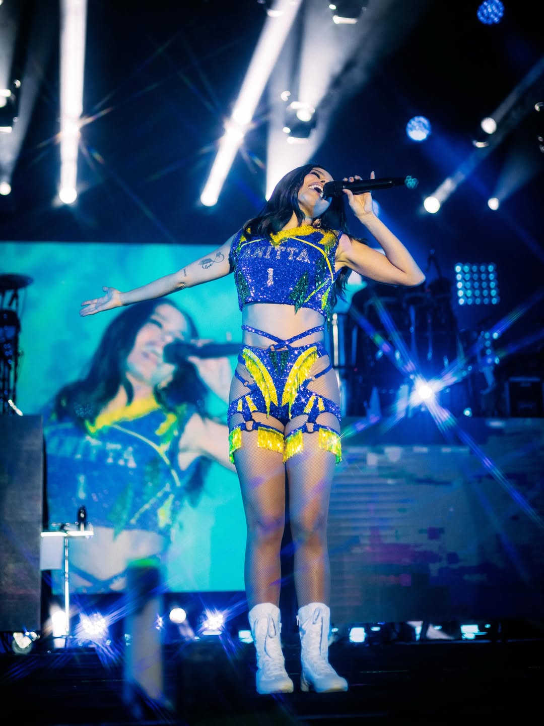 Anitta embala vitória do Brasil e transforma Arena Brasileira em celebração da Copa do Mundo Anitta embala vitória do Brasil e transforma Arena Brasileira em celebração da Copa do Mundo